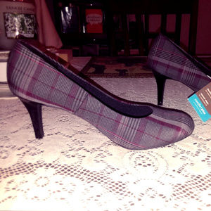 Gorgeous Fall Gray and Burgundy Plaid Pumps